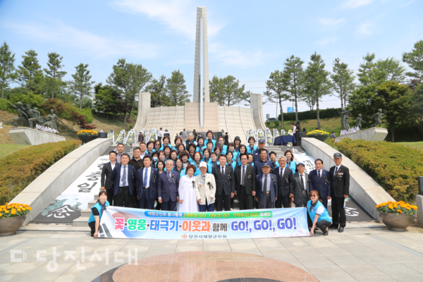 당진시재향군인회 여성회가 현충일 추념식에서 ‘영웅과 함께하는 봉사’를 했다.