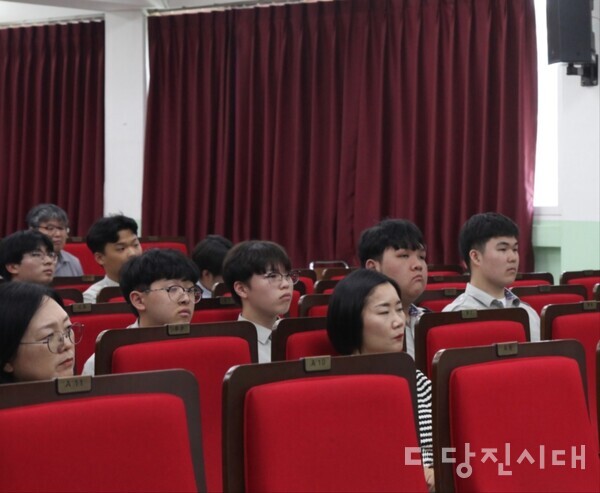 합덕제철고등학교는 교내 세미나실에서 교명변경을 위한 지역사회 및 교육공동체 공청회를 개최했다.