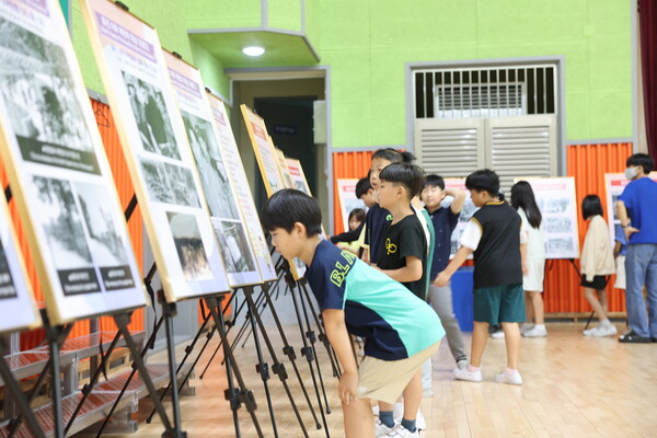 당진초등학교에서 호국보훈의 달을 맞아 강당에서 대한민국무공수훈자회 당진시지회에서 주관한 전쟁기념 사진전을 개최했다.
