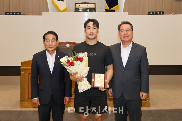 당진시의회가 당진 출신의 씨름선수 홍승찬 선수에게 태백장사 타이틀 수여를 기념하고자 의장 표창을 수여했다.