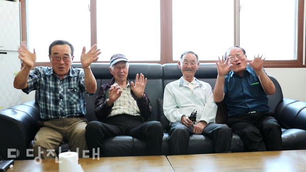 (왼쪽부터) 면천면 대치리 주민 최종철 씨와 홍용선 씨, 홍사엽 전 노인회장, 김명식 노인회장