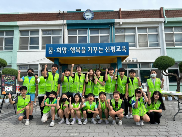 신평초등학교는 본교 정문 현관 앞에서 전교생을 대상으로 아침 등굣길 ‘학교사랑 나라사랑 삼행시 짓기 행사’를 지난달 25일 진행했다.