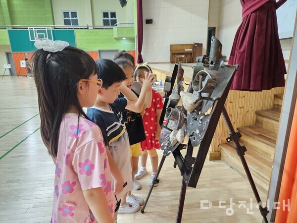 당진초등학교는 전교생을 대상으로 ‘재미있는 미술 이야기’라는 주제로 우리 지역 예술가와의 만남을 지난달 25일 실시했다.