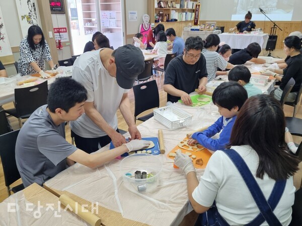 (사)충남장애인부모회 당진지회는‘우리 가족 방구석 탈출기’가족 체험프로그램을 진행 중이다.