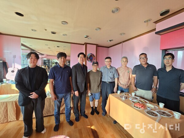 김야천 작가가 신평면에 새로운 작업실을 열고 지난달 21일 개소식을 진행했다.