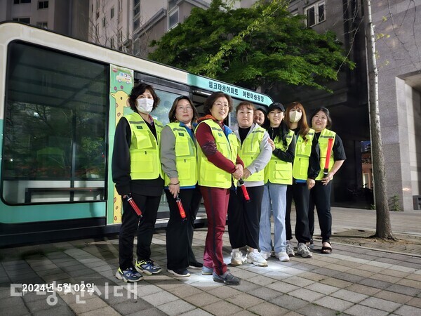 송산면 서정2리 부녀회가 2주에 한번 목요일마다 마을을 순찰하는 생활안전 지킴이 활동을 펼치고 있다.