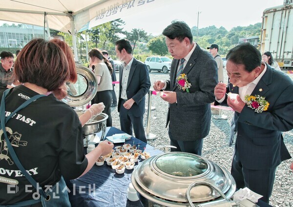 지난달 27일 열린 제10회 충청남도 수산업경영인대회장에서 오성환 시장과 김덕주 의장이 당진에서 키운 연어를 시식하고 있다.
