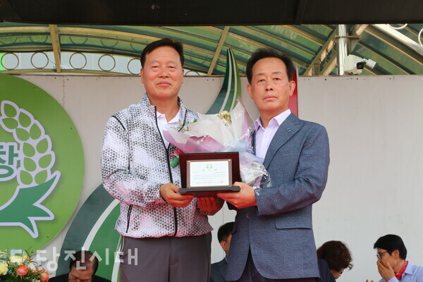 북창초 총동문회 제16차 한마음 체육대회 중 유공자 표창 모습