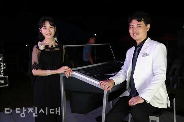 (왼쪽부터) 김다정, 장악 엘렉토니스트. 당진3동에서 엘렉톤 연주회를 마치고 엘렉톤 악기와 함께 기념사진을 촬영했다.