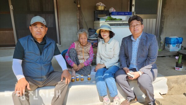 면천면이 한국야쿠르트와 손잡고 ‘고독사 예방사업’을 진행하는 가운데, 건강 음료를 배달한 모습