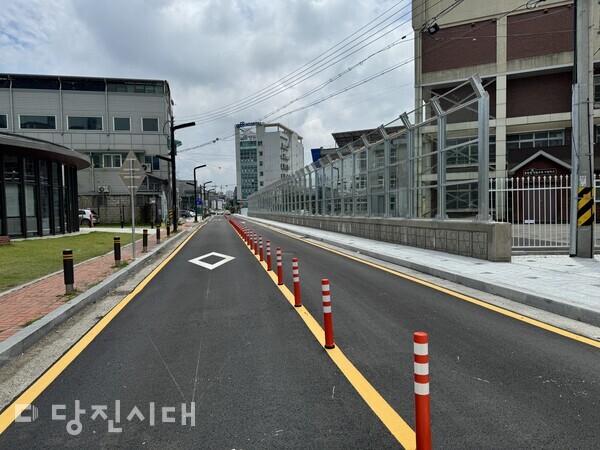 왕복 2차선 도로로 확장된 당진정보고와 당진중 옆 도로 (당진중에서 당진정보고 방향으로의 시점)