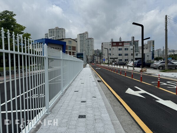 왕복 2차선 도로로 확장된 당진정보고와 당진중 옆 도로 (당진정보고에서 당진중 방향으로의 시점)