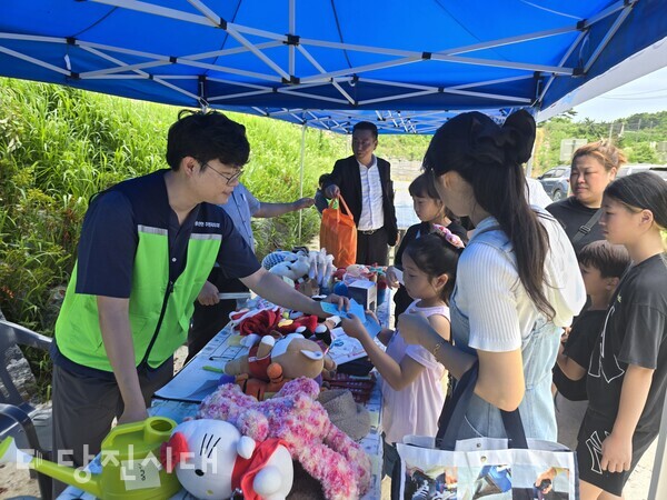 지난달 29일 송산면주민자치회가 송산면 회화나무 문화공원에서 지역주민과 함께하는 물물교환 장터를 운영했다.