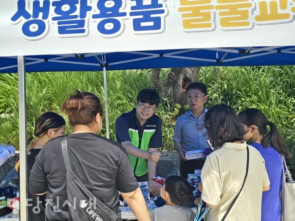 지난달 29일 송산면주민자치회가 송산면 회화나무 문화공원에서 지역주민과 함께하는 물물교환 장터를 운영했다.