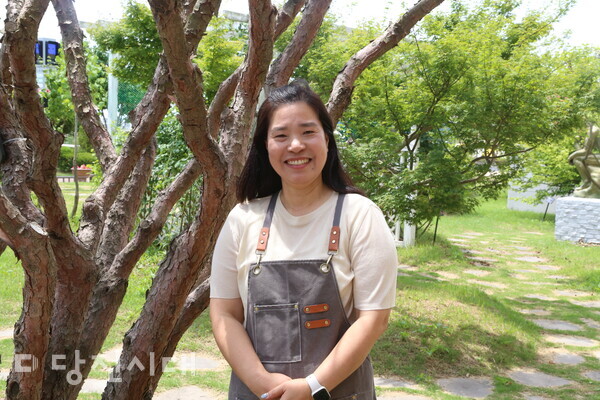 우강면주민자치센터가 ‘반려식물 가드너 양성과정’을 추진하는 가운데, 지난달 25일 우강초에서 현장실습을 진행했다.