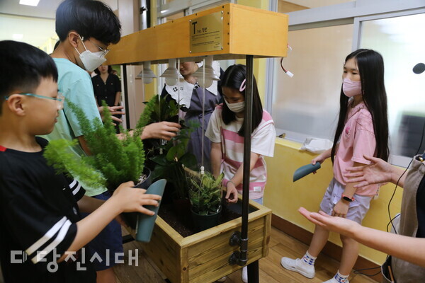 우강면주민자치센터가 ‘반려식물 가드너 양성과정’을 추진하는 가운데, 지난달 25일 우강초에서 현장실습을 진행했다.