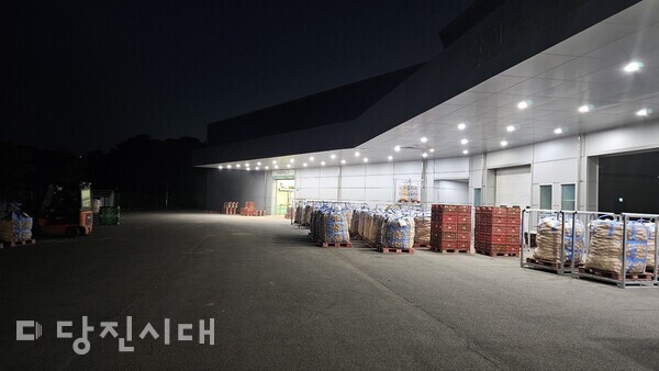 제1APC센터로 들어온 감자, 양파. 바깥에 야적됐다.