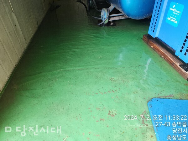 지난 2일 호우주의보가 발효될 정도로 당진지역에 폭우가 쏟아졌던 가운데, 7년 전 부곡공단 지반침하 피해를 입은 기업체의 공장 건물 바닥에 빗물이 흥건하게 들어찼다.