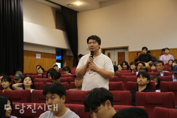 오성환 당진시장과의 간담회 중에서 박상욱 씨가 발언하고 있다.