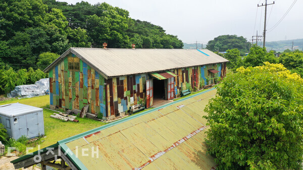 오도리에 하나 남아 있는 소금창고. 현재 이 소금창고는 아미미술관 박기호 관장이 예술창작 공간으로 활용하고 있다.