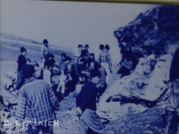 1960년대 오섬에 길을 내기 위해 돌을 나르고 있는 주민들
