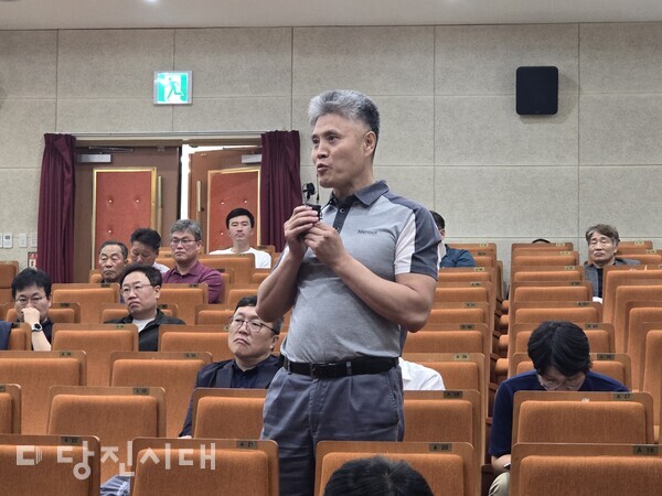공청회에서 시민들이 질의를 이어가고 있다.