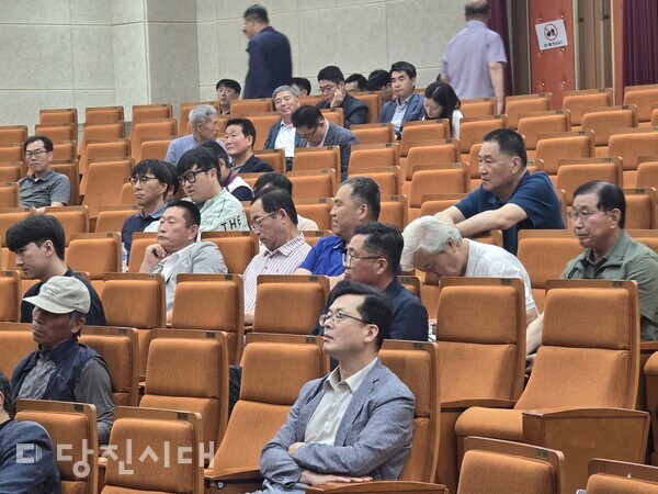 지난달 21일 현대제철(주) LNG 자가용전기설비 설치사업 환경영향평가(초안) 및 기후변화영향평가(초안) 공청회가 송악농협 대회의실에서 열렸다.