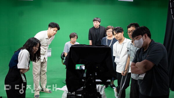 당진방송 메인 스튜디오 견학 모습. (사진=당진방송)