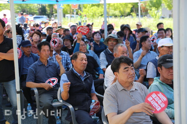 김태흠 충남도지사가 석문간척지 축산단지 조성 계획을 철회한 가운데, 지난 10일 석문간척지 축산단지 반대대책위원회가 당진시의회 앞 도로에서 ‘30만 마리 돼지축사 반대 당진 시민대회 및 해단식을 개최했다.