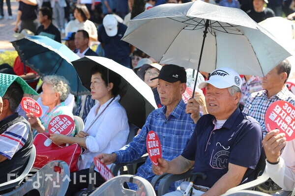 김태흠 충남도지사가 석문간척지 축산단지 조성 계획을 철회한 가운데, 지난 10일 석문간척지 축산단지 반대대책위원회가 당진시의회 앞 도로에서 ‘30만 마리 돼지축사 반대 당진 시민대회 및 해단식을 개최했다.