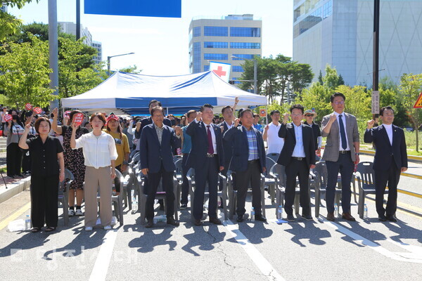 김태흠 충남도지사가 석문간척지 축산단지 조성 계획을 철회한 가운데, 지난 10일 석문간척지 축산단지 반대대책위원회가 당진시의회 앞 도로에서 ‘30만 마리 돼지축사 반대 당진 시민대회 및 해단식을 개최했다.