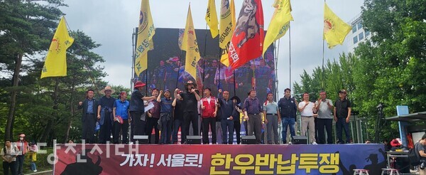전국한우협회 소속 한우 농가들이 지난 3일 서울 국회의사당 앞에서 한우산업 안정화 촉구를 위한 한우 반납 투쟁 집회를 개최했다.