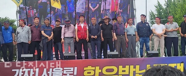 전국한우협회 소속 한우 농가들이 지난 3일 서울 국회의사당 앞에서 한우산업 안정화 촉구를 위한 한우 반납 투쟁 집회를 개최했다.