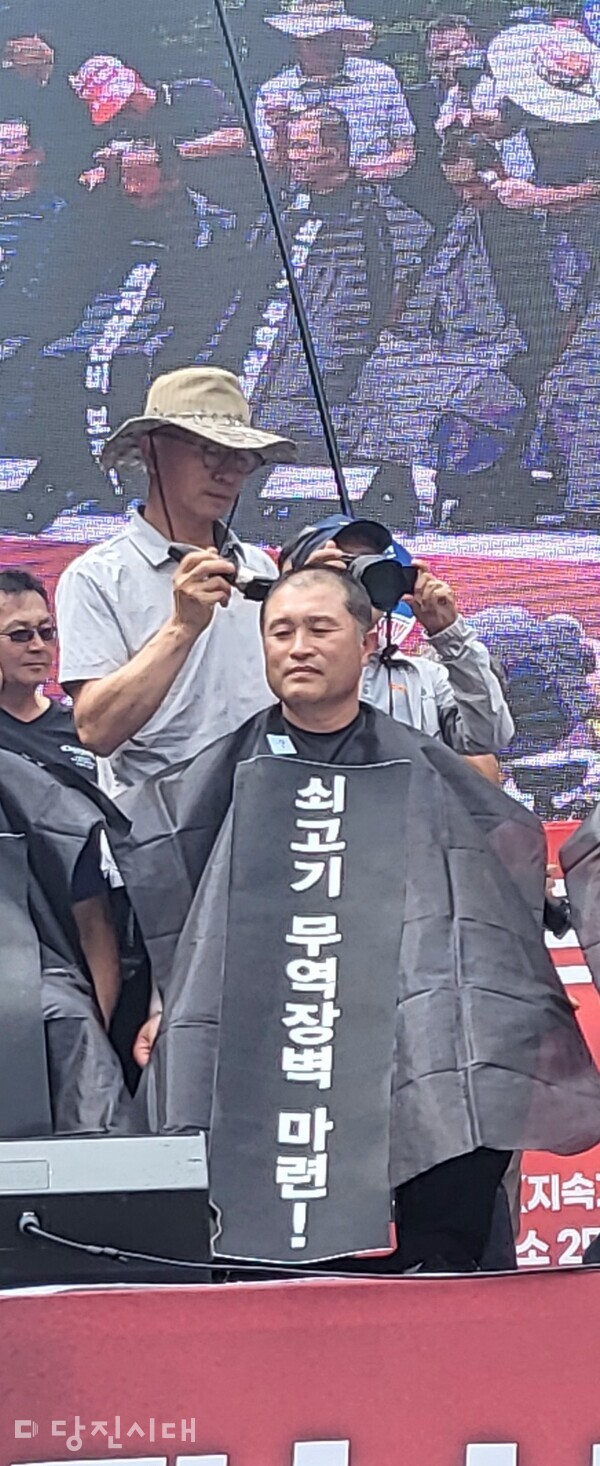 이날 상경 투쟁에서 조만희 대전·세종·충남도 지회장 및 당진시 지부장 삭발 투쟁을 하고 있다.