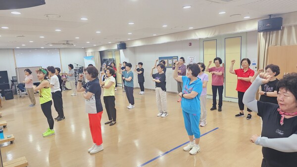 당진시노인복지관이 복지관 회원을 대상으로 2학기 사회교육 프로그램을 개강한다.