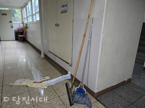 소방법에 따라 복도식 아파트의 복도창 유리가 제거될 예정이다. 주민들은 복도창 유리를 제거할 경우 또 다른 안전사고 발생할 수 있다면 불편을 제기하고 있다.