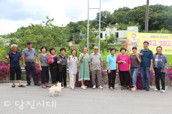 당진3동 시곡2통 마을회가 어르신들께 삼계탕을 대접하고, 부녀회원 및 주민들과 사진을 촬영했다.