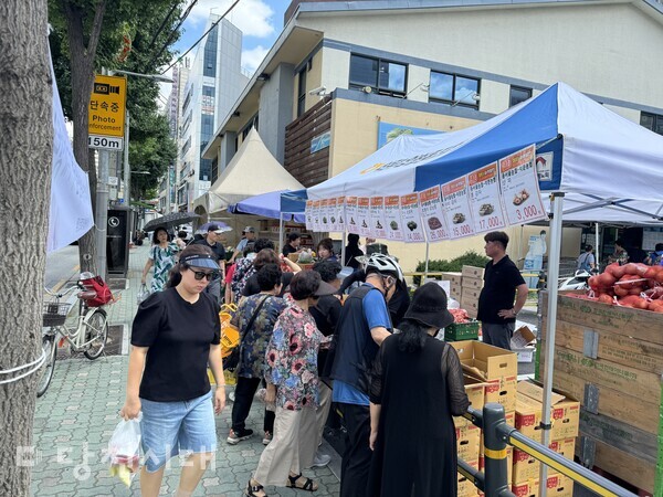 석문농협이 서울특별시 중랑구에 위치한 동서울농협 하나로마트 신내점에서 직거래장터를 운영했다.