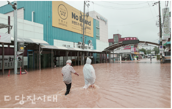 지난 18일 폭우로 무릎까지 잠긴 전통시장