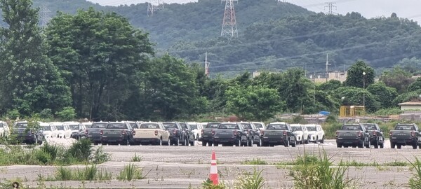 ① 송악읍 부곡공단 내에 있는 KG스틸의 일부 나대지. 철강업과 관련된 자재 등을 적재할 수 있으나 불법으로 KG모빌리티의 차량을 적재한 것이 드러났다.