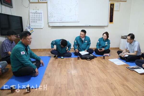 지난 22일 신평면 신송2리 마을회관에서 이완식 충남도의원, 최연숙, 정완옥 당진시의원, 충남도, 당진시, 신송2리 주민들이 모여 수해 대응책을 논의했다.