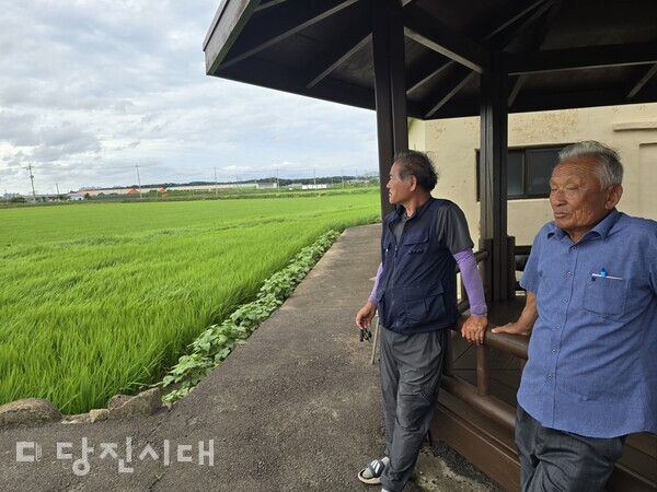신평면 신송2리 주민이 며칠 전에 침수됐던 현장을 떠올리며 당시 상황을 전해주고 있다.