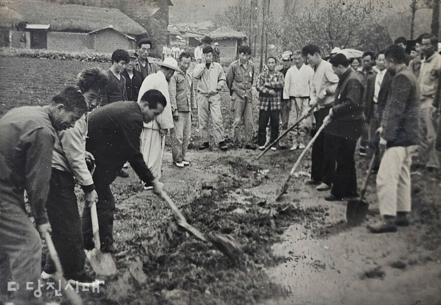 우신리 주민들이 새마을 사업으로 마을안길을 정비하고 있다.