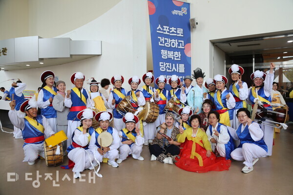 제17회 충청남도지사기 전국 주부농악 경연대회에서 1차 경연을 마친 당진 해나루 주부농악대의 기념사진을 촬영했다.