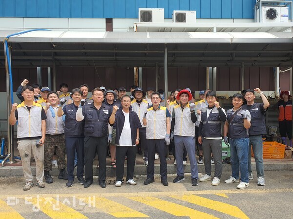 당진 전통시장 수해복구 임직원 자원봉사자 단체사진