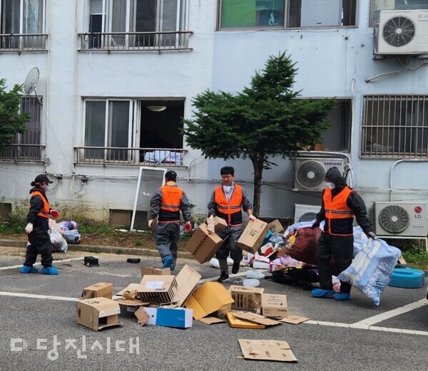 의용소방대원들은 송악읍 소재 아파트의 소외계층을 찾아 주거환경개선 봉사활동을 31일 펼쳤다.