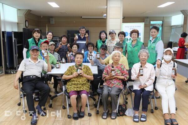 지난달 23일 새마을 당진1동부녀회와 함께하는 당진1동 탄소중립 실천을 위한 천연 생활용품 만들기 활동을 끝내고 기념사진을 촬영했다.