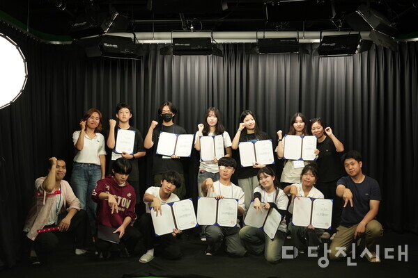 충남콘텐츠연구소 지음협동조합 PD들은 지난 14일 교육을 받은 학생들과 함께 제작한 단편영화 공유회를 열고, 수료증을 전달했다.