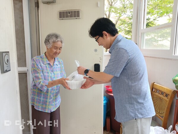 대덕마을5단지아파트에서 거동이 불편한 어르신께는 직접 삼계탕을 전달했다.