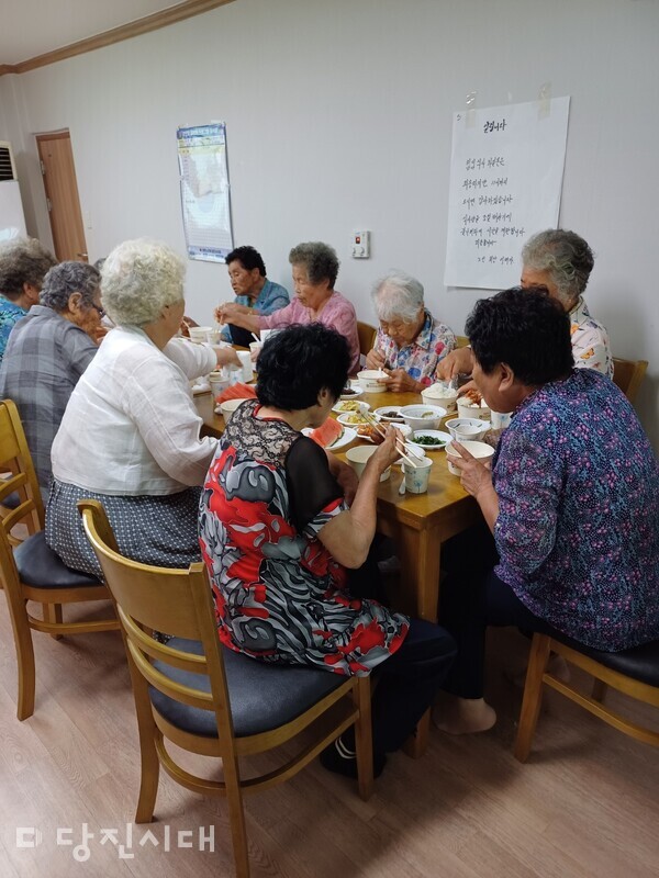 당진3동 시곡1통 부녀회가 말복을 맞아 어르신들의 건강을 기원하며 식사를 대접했다.